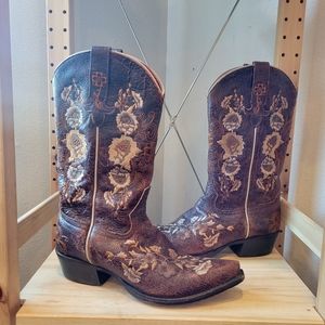 Macie Bean M8032 Embroidered Floral Boots 9.5